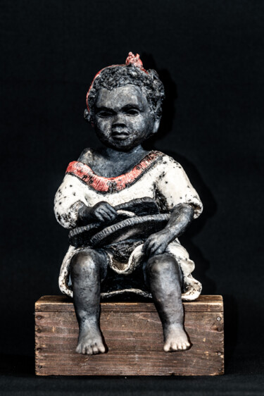 Escultura intitulada "Flip flops girl" por Sylvie Janssen, Obras de arte originais, Terracota