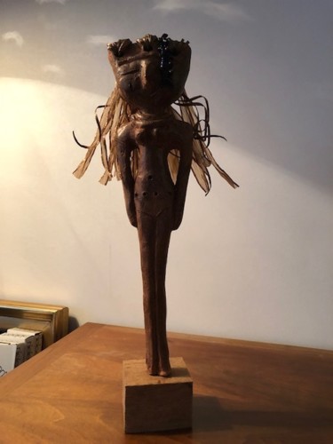 Escultura titulada "Poupée vaudou" por Sylvie Lamande, Obra de arte original, Arcilla