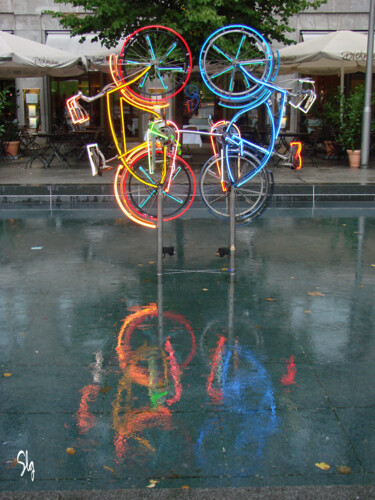 Fotografia intitulada "Riding Bikes – Font…" por Sylvie Le Gars, Obras de arte originais, Fotografia digital