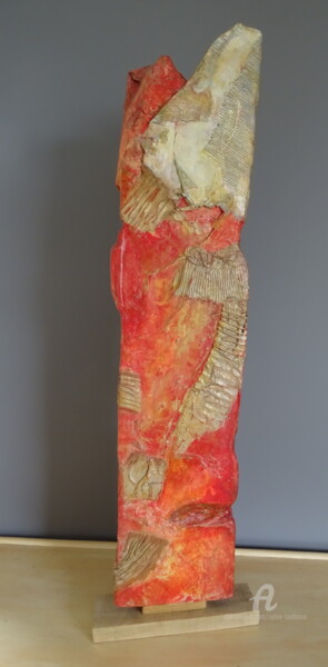 Skulptur mit dem Titel "L'habit rouge Totem…" von Sylvie Loudieres, Original-Kunstwerk, Karton