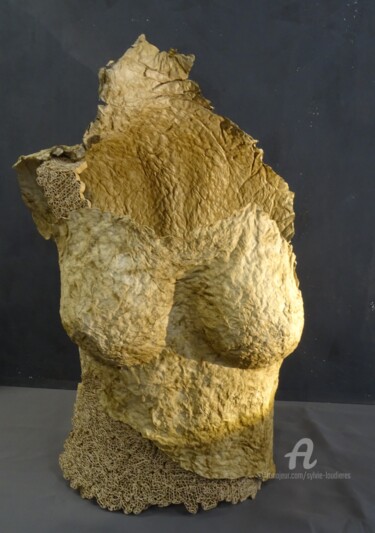 Skulptur mit dem Titel "Isis" von Sylvie Loudieres, Original-Kunstwerk, Karton
