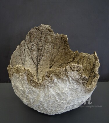 Sculpture titled "Cocon Réf JD2" by Sylvie Loudieres, Original Artwork, Paper