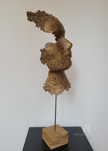 Skulptur mit dem Titel "Joséa" von Sylvie Loudieres, Original-Kunstwerk, Papier