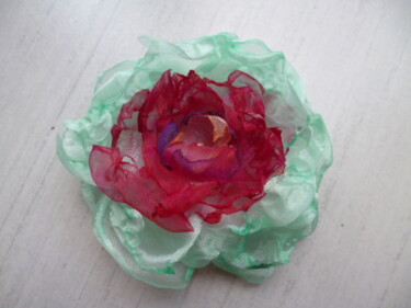 Design mit dem Titel "Broche fleur "Nénup…" von Sylvie Moussier (La tête en fête), Original-Kunstwerk, Broschen