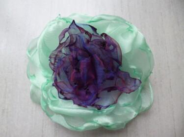 Design intitulée "Broche fleur "Blue…" par Sylvie Moussier (La tête en fête), Œuvre d'art originale, Broches
