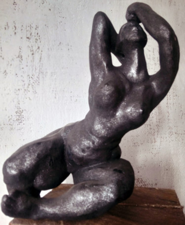 Скульптура под названием "NIKITA assise" - Sylvie Breger (SylviABREGER), Подлинное произведение искусства, Терракота