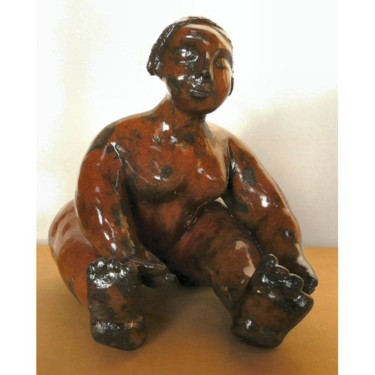 Skulptur mit dem Titel "FEMME ASSISE N°1" von Sylviehebrard, Original-Kunstwerk, Keramik