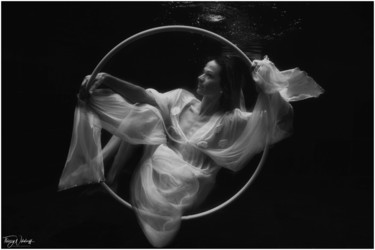Photographie intitulée "La femme au cerc-eau" par Thierry Nikolaeff, Œuvre d'art originale, Photographie numérique