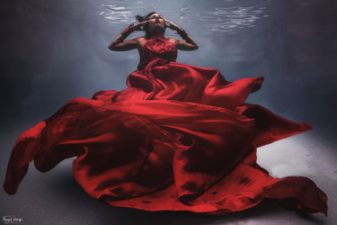 Photographie intitulée "La robe rouge" par Thierry Nikolaeff, Œuvre d'art originale, Photographie numérique