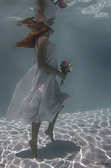 Fotografía titulada "La fille au bouquet" por Thierry Nikolaeff, Obra de arte original, Fotografía digital