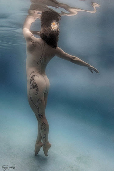 Photographie intitulée "Danseuse tatouée" par Thierry Nikolaeff, Œuvre d'art originale, Photographie numérique