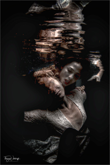Photographie intitulée "Vampirella" par Thierry Nikolaeff, Œuvre d'art originale, Photographie numérique