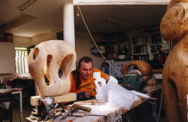Skulptur mit dem Titel "aout-1997" von Georges Tag, Original-Kunstwerk, Kunststoff