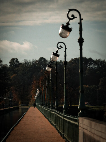 Photographie intitulée "Jolie allée du pont…" par Taïka, Œuvre d'art originale, Photographie numérique
