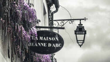 Photographie intitulée "Maison Jeanne D'Arc" par Taïka, Œuvre d'art originale, Photographie manipulée