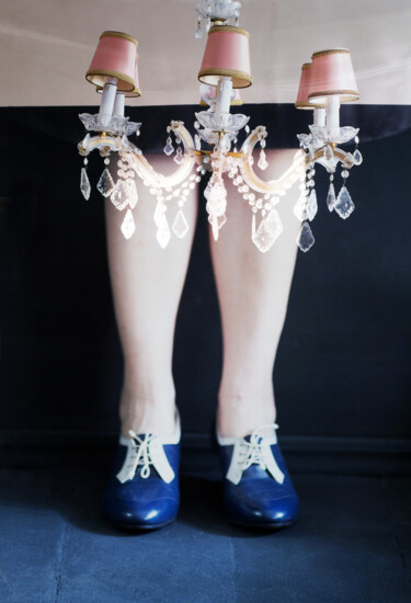 Photographie intitulée "Under the chandelier" par Tania Serket, Œuvre d'art originale, Photographie numérique