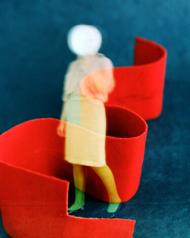 Фотография под названием "Red bend" - Tania Serket, Подлинное произведение искусства, Пленочная фотография