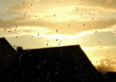 Fotografie mit dem Titel "window with raindro…" von Tanja Niegsch, Original-Kunstwerk, Digitale Fotografie