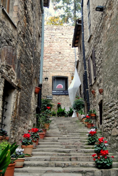 Photography titled "Assisi's Alleys" by Tati Roliveira, Original Artwork, Non Manipulated Photography