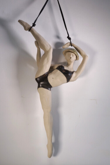 Sculptuur getiteld "danseuse au chapeau" door Tatiana Alexandrova, Origineel Kunstwerk, Keramiek