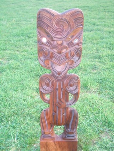 「Tarawhai Piece」というタイトルの彫刻 Teraimana Tahiataによって, オリジナルのアートワーク, ウッド