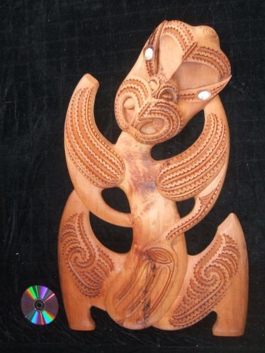 Sculptuur getiteld "Whaka-Papatuanuku" door Teraimana Tahiata, Origineel Kunstwerk, Hout