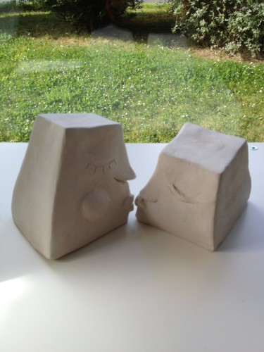 Skulptur mit dem Titel "Kisses" von Lilya Terre En Ailes, Original-Kunstwerk, Keramik