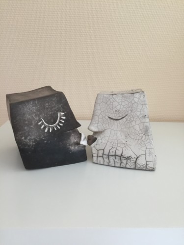 Skulptur mit dem Titel "Black and white kis…" von Lilya Terre En Ailes, Original-Kunstwerk, Keramik