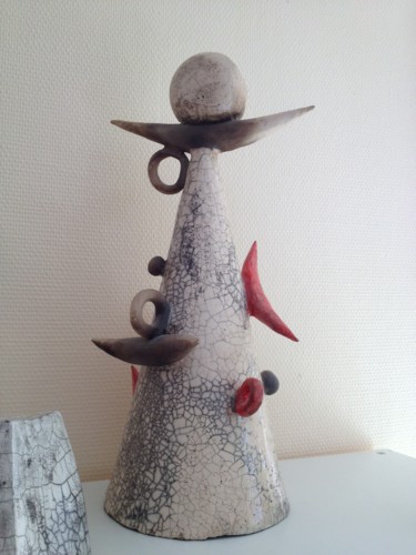 Skulptur mit dem Titel "Totem miro" von Lilya Terre En Ailes, Original-Kunstwerk, Keramik