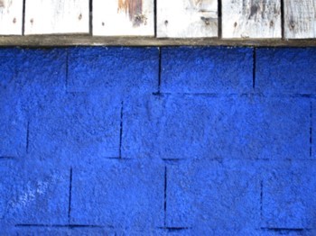 Photographie intitulée "mur moellon bleu Li…" par Grate, Œuvre d'art originale