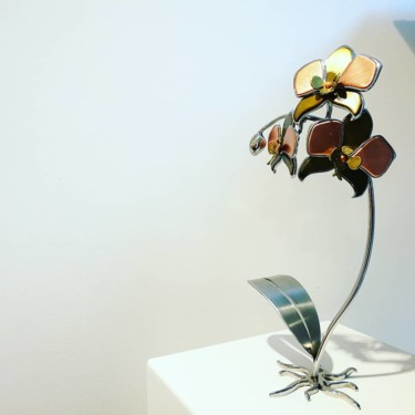 Skulptur mit dem Titel "Petite Orchidée" von Thibaud Dière, Original-Kunstwerk, Metalle