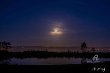 Photography titled "Coucher de lune au…" by Thierry Magliulo (Th.Mag), Original Artwork