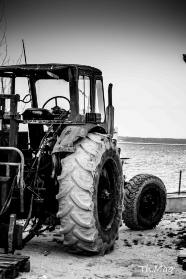 Photography titled "Tracteur et pêcheur…" by Thierry Magliulo (Th.Mag), Original Artwork