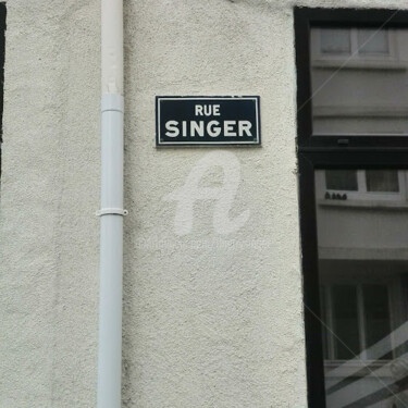 Fotografie getiteld "Rue SINGER" door Thierry Singer De Polignac - Spencer (Prince Singer de Polignac-Spencer), Origineel Ku…