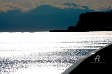 Photographie intitulée "Kamakura Seafront W…" par Tina Lane, Œuvre d'art originale, Photographie numérique