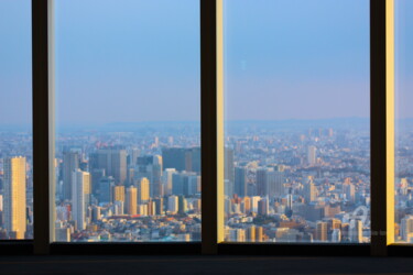 Photographie intitulée "Window to Tokyo" par Tina Lane, Œuvre d'art originale, Photographie numérique
