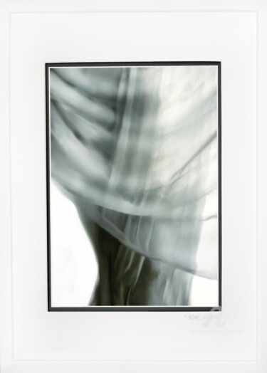 Digitale Kunst getiteld "Veiled" door Tina Lane, Origineel Kunstwerk, Gemanipuleerde fotografie Gemonteerd op Karton