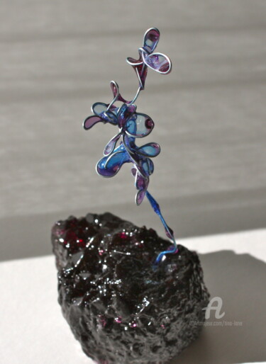 Скульптура под названием "Purple Blue Dancing…" - Tina Lane, Подлинное произведение искусства, Литьё