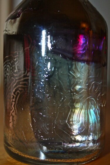 「A Bottle of Djinn」というタイトルの彫刻 Tina Laneによって, オリジナルのアートワーク