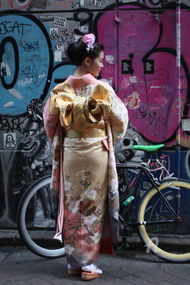 Photographie intitulée "Girl in a Kimono" par Tina Lane, Œuvre d'art originale, Photographie numérique