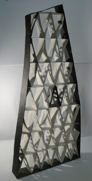 Скульптура под названием "Object: Monolith" - Tom Vincenec, Подлинное произведение искусства, Бумага
