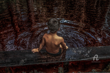 Fotografia intitulada "Menino no Igarapé" por Toninho Castro, Obras de arte originais, Fotografia digital