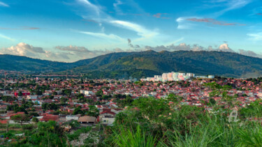 Fotografia intitulada "CIDADE NAS MONTANHAS" por Toninho Castro, Obras de arte originais, Fotografia digital