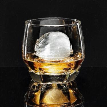 Schilderij getiteld "Ice Whiskey Scotch…" door Tony Rubino, Origineel Kunstwerk, Acryl Gemonteerd op Frame voor houten branc…