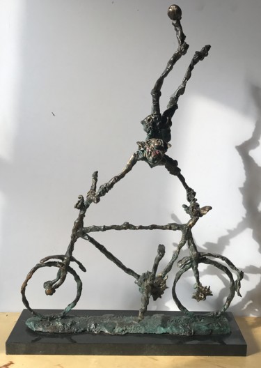 Skulptur mit dem Titel "Bicycle acrobat" von Erno Toth, Original-Kunstwerk, Bronze