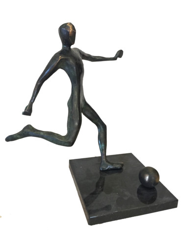 Skulptur mit dem Titel "Football player" von Kristof Toth, Original-Kunstwerk, Bronze