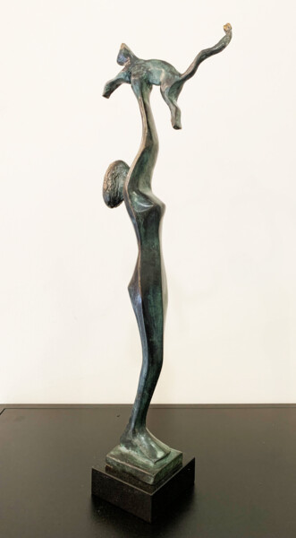 Скульптура под названием "Playing with a cat" - Kristof Toth, Подлинное произведение искусства, Бронза