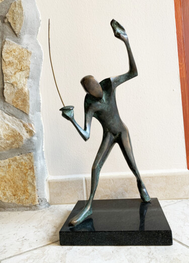 Escultura intitulada "Swordsman" por Kristof Toth, Obras de arte originais, Bronze