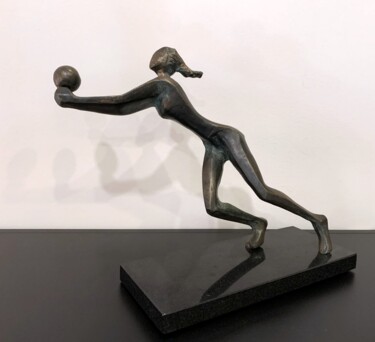 Skulptur mit dem Titel "Volleyball player" von Kristof Toth, Original-Kunstwerk, Bronze