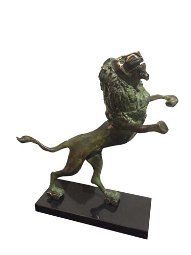 Skulptur mit dem Titel "Lion on scates" von Kristof Toth, Original-Kunstwerk, Bronze